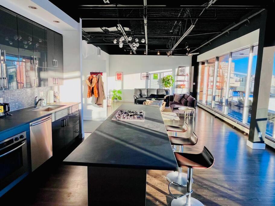 Sunny Penthouse On 17th Ave, 1 Bedroom, 1 Loft Bed With Ladder, 1 Sofa Bed, Sleeps 6, Downtown * Calgary