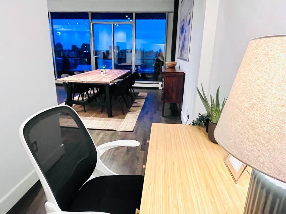 Apartment Sunny Penthouse On 17th Ave, 1 Bedroom, 1 Loft Bed With Ladder, 1 Sofa Bed, Sleeps 6, Downtown Calgary